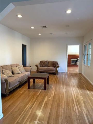 7429 Hesperia, Reseda, CA 91335