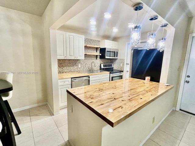 1631 NW 46th Ave 119, Lauderhill, FL 33313