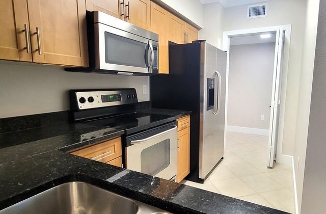 6418 EMERALD DUNES Drive 201, West Palm Beach, FL 33411