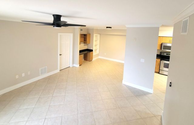 6418 EMERALD DUNES Drive 201, West Palm Beach, FL 33411