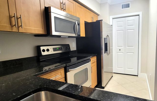 6418 EMERALD DUNES Drive 201, West Palm Beach, FL 33411