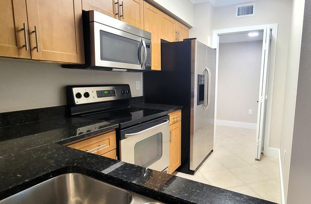 6418 EMERALD DUNES Drive 201, West Palm Beach, FL 33411