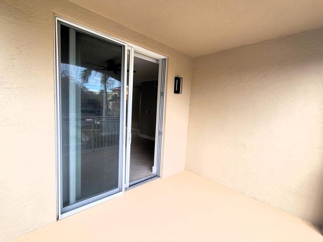 6418 EMERALD DUNES Drive 201, West Palm Beach, FL 33411