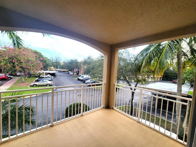 6418 EMERALD DUNES Drive 201, West Palm Beach, FL 33411