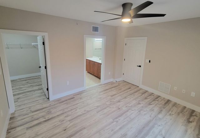 6418 EMERALD DUNES Drive 201, West Palm Beach, FL 33411