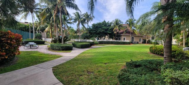 6418 EMERALD DUNES Drive 201, West Palm Beach, FL 33411