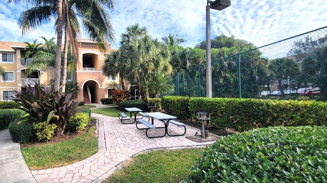 6418 EMERALD DUNES Drive 201, West Palm Beach, FL 33411