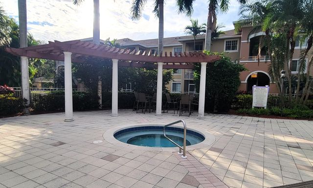 6418 EMERALD DUNES Drive 201, West Palm Beach, FL 33411