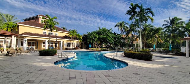 6418 EMERALD DUNES Drive 201, West Palm Beach, FL 33411