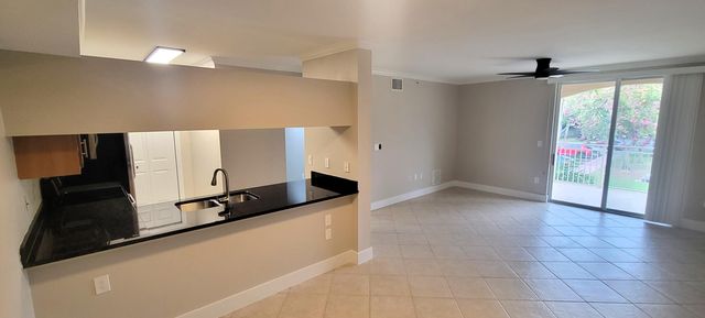 6418 EMERALD DUNES Drive 201, West Palm Beach, FL 33411