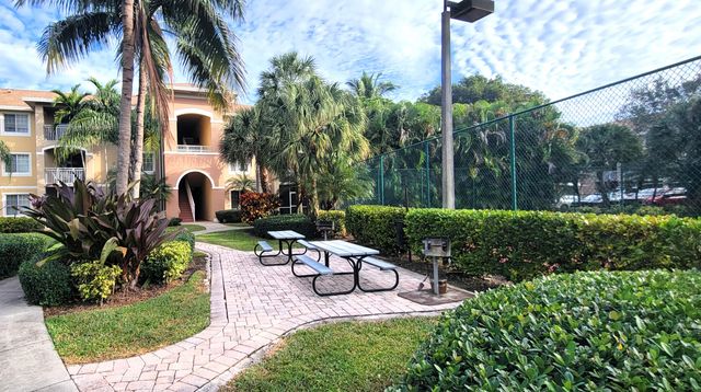 6418 EMERALD DUNES Drive 201, West Palm Beach, FL 33411
