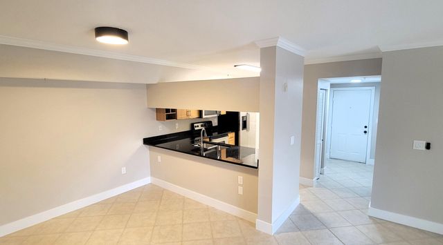 6418 EMERALD DUNES Drive 201, West Palm Beach, FL 33411