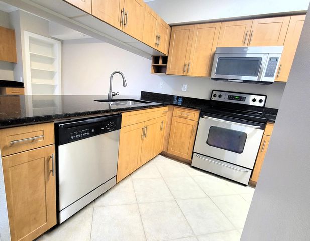 6418 EMERALD DUNES Drive 201, West Palm Beach, FL 33411