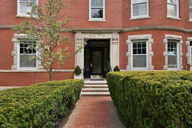 8 Colbourne Cres 3, Brookline, MA 02445
