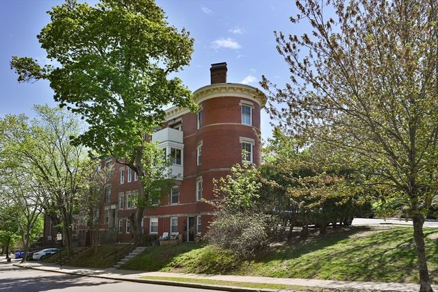 8 Colbourne Cres 3, Brookline, MA 02445