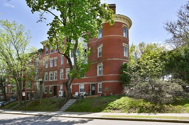 8 Colbourne Cres 3, Brookline, MA 02445