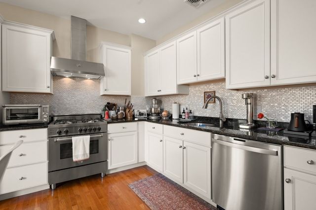 8 Colbourne Cres 3, Brookline, MA 02445