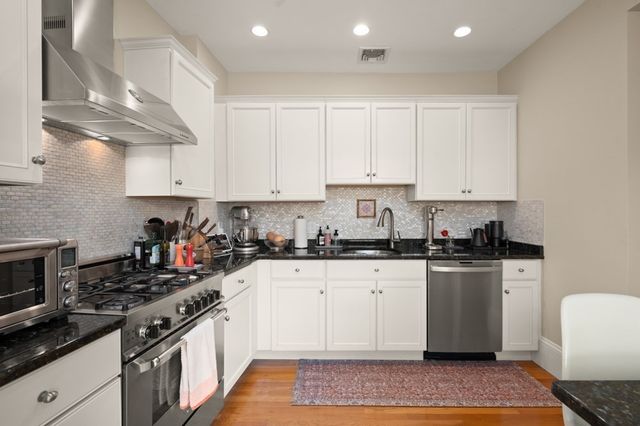 8 Colbourne Cres 3, Brookline, MA 02445