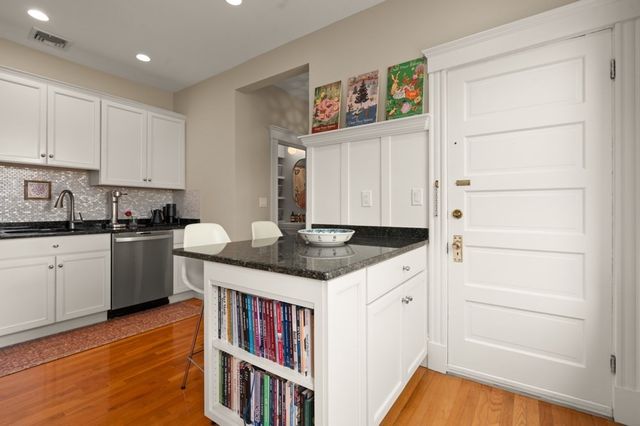 8 Colbourne Cres 3, Brookline, MA 02445