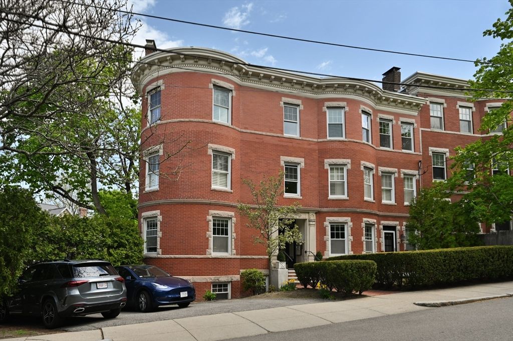 8 Colbourne Cres 3, Brookline, MA 02445