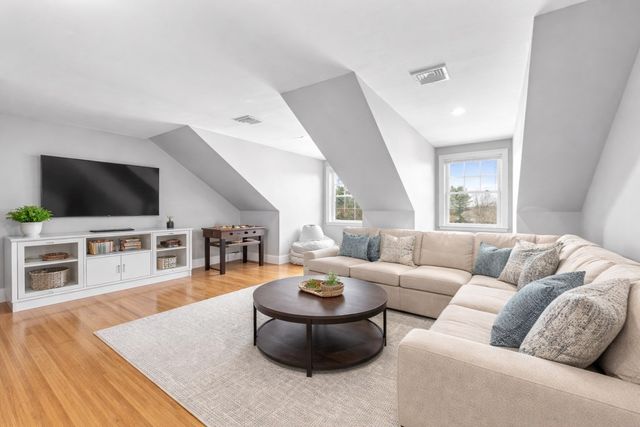 37 Mayflower Road, Winchester, MA 01890