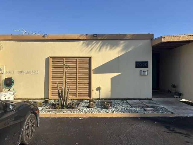 7020 Crown Gate Dr, Miami Lakes, FL 33014