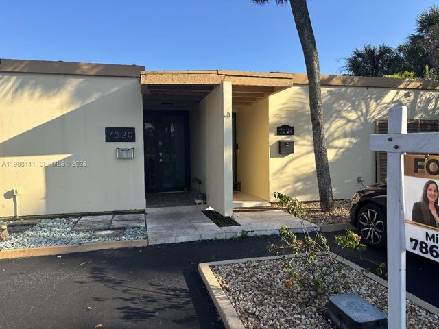 7020 Crown Gate Dr, Miami Lakes, FL 33014