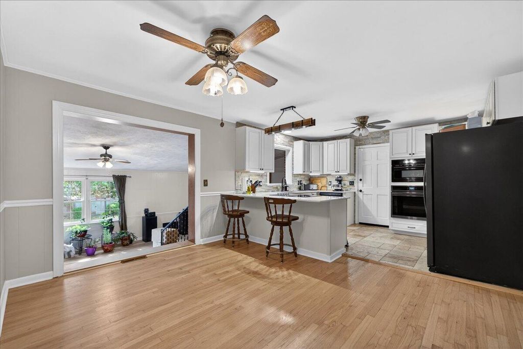 Image 12 of property listing at 1225 Hillside Drive, Hanahan, SC 29410