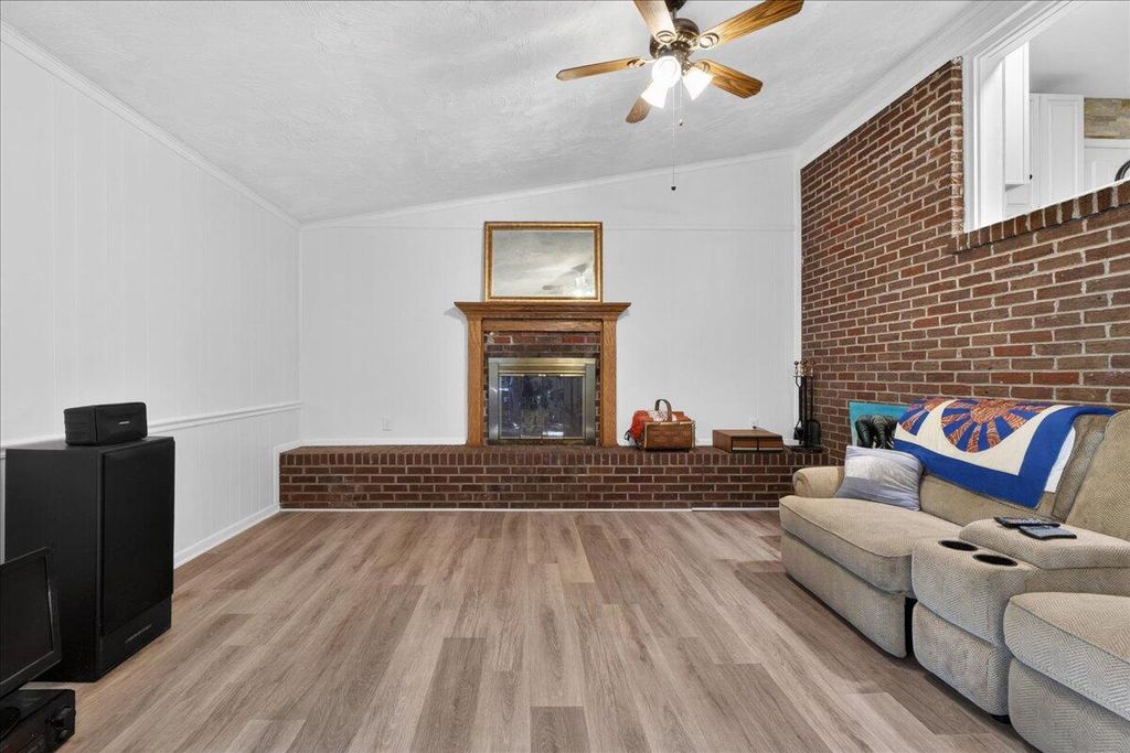 Image 14 of property listing at 1225 Hillside Drive, Hanahan, SC 29410