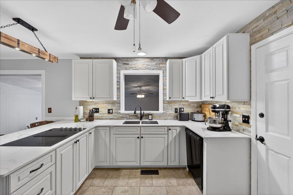 Image 6 of property listing at 1225 Hillside Drive, Hanahan, SC 29410