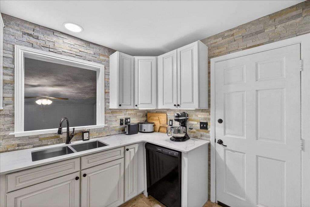Image 7 of property listing at 1225 Hillside Drive, Hanahan, SC 29410