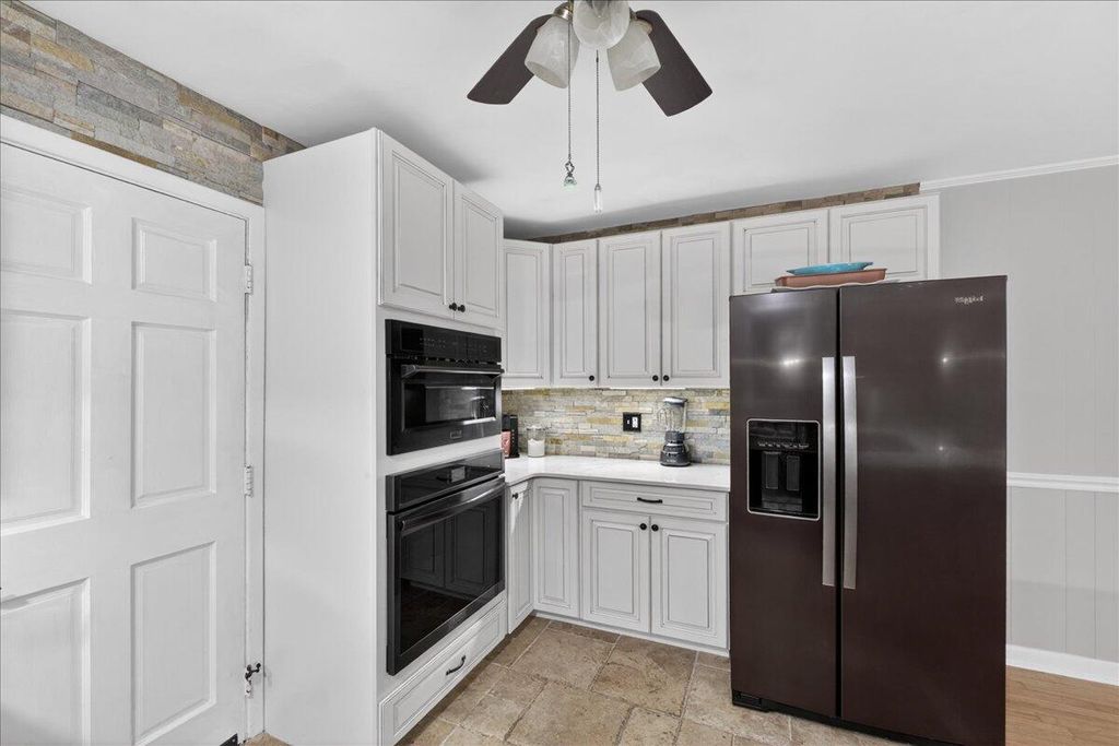 Image 8 of property listing at 1225 Hillside Drive, Hanahan, SC 29410