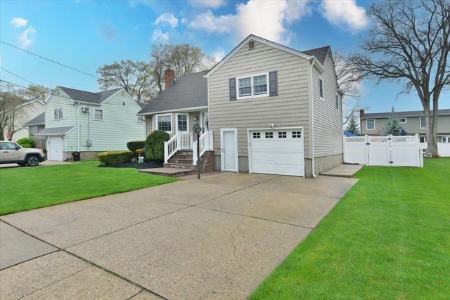 342 Park Lane, Massapequa Park, NY 11762