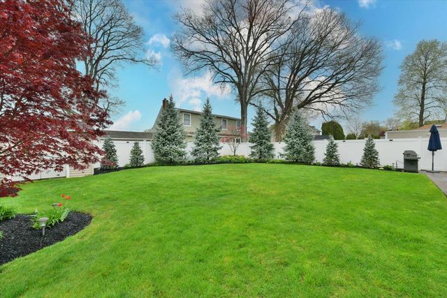 342 Park Lane, Massapequa Park, NY 11762