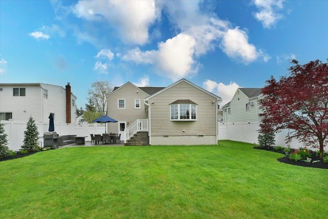 342 Park Lane, Massapequa Park, NY 11762