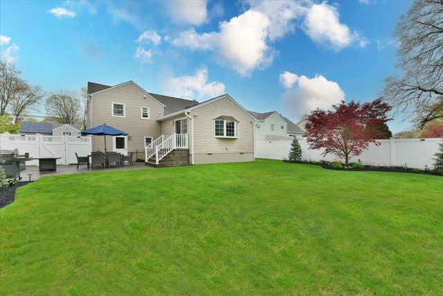 342 Park Lane, Massapequa Park, NY 11762