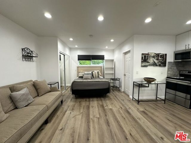 19542 Hart Street, Reseda (los Angeles), CA 91335