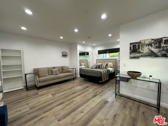 19542 Hart Street, Reseda (los Angeles), CA 91335