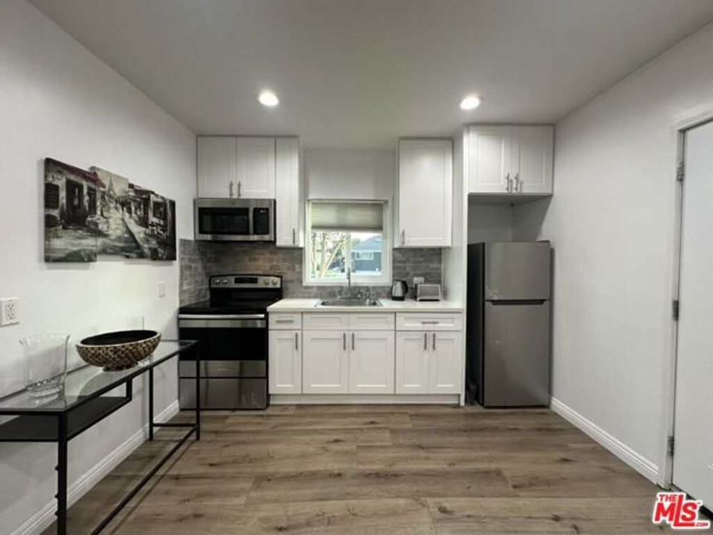 19542 Hart Street, Reseda (los Angeles), CA 91335