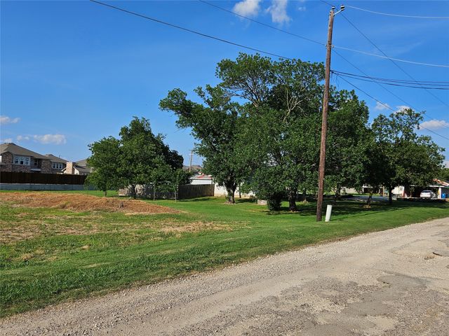 512 W Cedar Street, Gunter, TX 75058