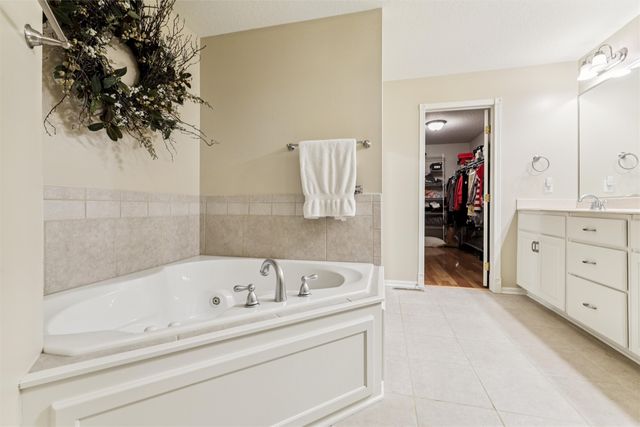 15410 Oakwood Drive, Urbandale, IA 50323