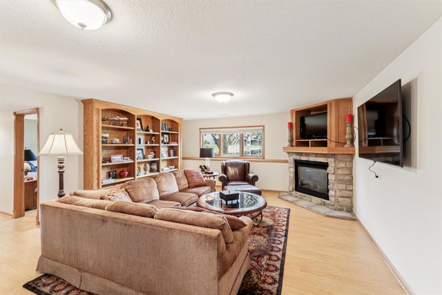 15410 Oakwood Drive, Urbandale, IA 50323