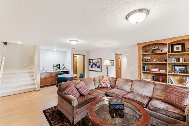 15410 Oakwood Drive, Urbandale, IA 50323