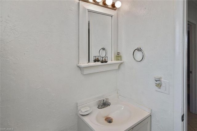 3204 41st ST SW, Lehigh Acres, FL 33976