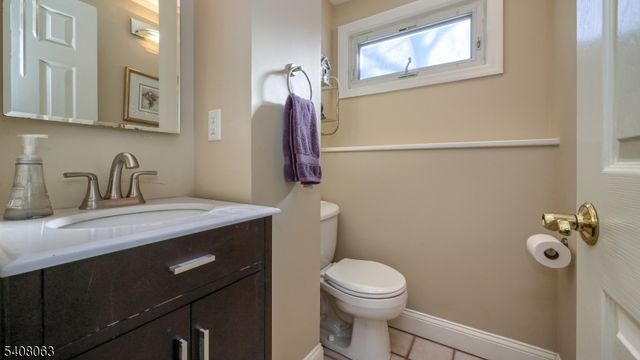 51 Spear St, Oakland Boro, NJ 07436