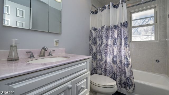 51 Spear St, Oakland Boro, NJ 07436