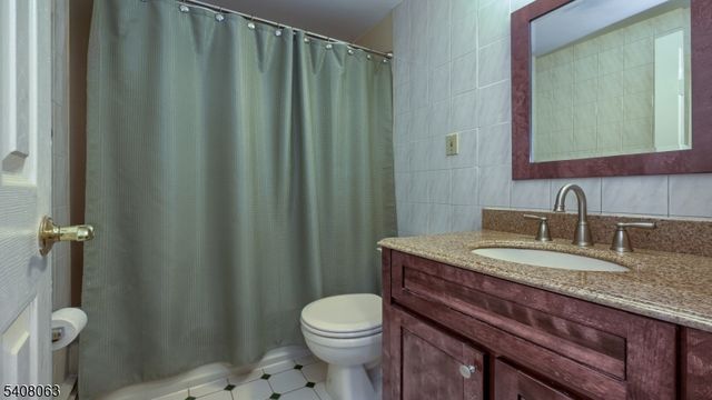 51 Spear St, Oakland Boro, NJ 07436