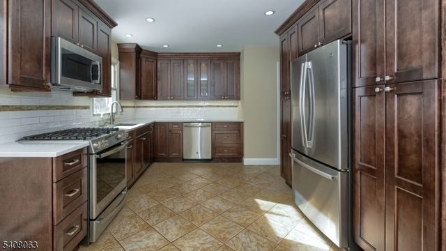 51 Spear St, Oakland Boro, NJ 07436