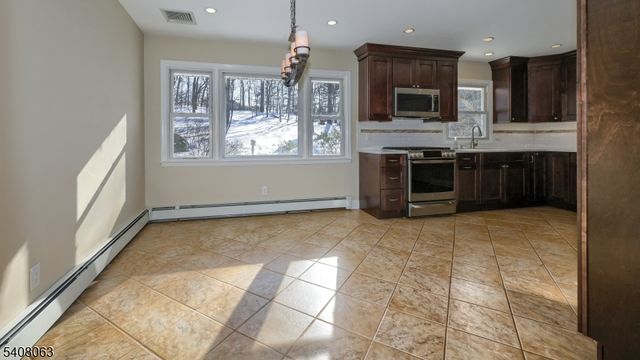 51 Spear St, Oakland Boro, NJ 07436