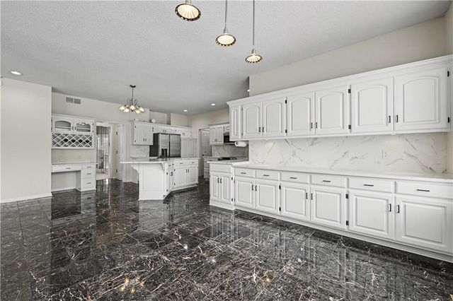 19618 W 99th Street, Lenexa, KS 66220